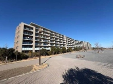 【神奈川県/横須賀市追浜東町】ザ・パークハウス追浜オーシャンフォート 外観：三菱地所レジデンス分譲、全5棟709戸の大規模マンション。京浜急行線「追浜」駅まで13分。