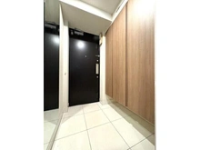 【神奈川県/横須賀市追浜東町】ザ・パークハウス追浜オーシャンフォート 玄関にはシューズクローゼットを備えています。