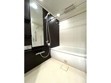 【神奈川県/横須賀市追浜東町】ザ・パークハウス追浜オーシャンフォート 1418サイズの浴室。浴室乾燥機・フルオートバス機能搭載。床の水はけを良くするカラリ床採用です。