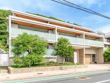 【神奈川県/三浦郡葉山町堀内】パークハウス葉山翠邸 建物の目の前、徒歩1分の地に「葉山マリーナ」バス停があり、逗子・鎌倉方面にもスムーズにアクセス可能。