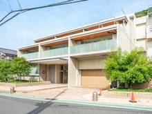 【神奈川県/三浦郡葉山町堀内】パークハウス葉山翠邸 地上4階地下2階建の低層マンション。エレベーターがあり、目的階へ快適かつスムーズに移動ができます。