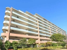 【神奈川県/鎌倉市山崎】サウスアリーナ鎌倉大船 外観：当該住戸は1階・角住戸です。専用庭と広々とした3方に跨るテラス付きで、多彩な用途で活用できます。