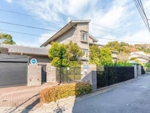 【神奈川県/鎌倉市雪ノ下】鎌倉雪ノ下ガーデンフラッツ 外観：横須賀線・江ノ島電鉄「鎌倉」駅徒歩7分。周辺は「小町通り」や趣のある住宅が共存する豊かな住環境です。