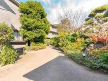 【神奈川県/鎌倉市雪ノ下】鎌倉雪ノ下ガーデンフラッツ 風情ある日本庭園付きの低層マンションです。豊かな緑に癒され、落ち着きのある暮らしが叶います。