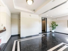 【神奈川県/鎌倉市雪ノ下】鎌倉雪ノ下ガーデンフラッツ ホテルライクな内廊下設計。オートロックや宅配ボックスが備わっています。24時間ゴミ出し可能です。