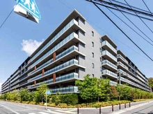 【神奈川県/鎌倉市岩瀬】ザ・パークハウスオイコス鎌倉大船 マンション前は、整備された歩道が広がっています。お子様やペットとのお散歩がしやすい仕様です。