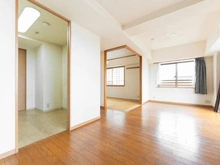 【神奈川県/川崎市宮前区小台】パークサイドヒルズ宮前平 生活感がでやすいキッチンは独立型で中が見えにくい仕様。ゆったりと寛げるリビング空間が実現します。