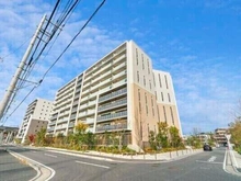 【神奈川県/横浜市都筑区川和町】ザ・パークハウス横浜川和町テラス 外観：横浜市グリーンライン「川和町」駅までフラットなアプローチで徒歩3分。通勤やお買い物に便利な立地です。