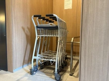 【神奈川県/横浜市都筑区川和町】ザ・パークハウス横浜川和町テラス ショッピングカート置き場：買い物の荷物が多い時でも、カートを使ってお部屋まで運べます。