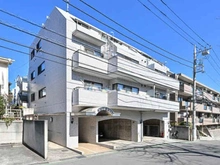 【神奈川県/川崎市宮前区宮前平】メイツ宮前平 外観：開放的な眺望とともに、光と風の恩恵を得られる最上階住戸。晴れた日にはバルコニーから青空を楽しめます。