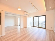 【神奈川県/川崎市宮前区宮前平】メイツ宮前平 引き戸を開放すると、隣接する洋室と一体利用が可能です。広々空間で、心安らぐひと時を過ごせます。