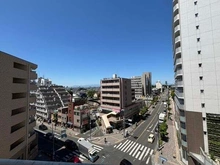 【東京都/小金井市本町】日興パレス小金井 南西から北西に跨る引き回しバルコニーが設けられた、開放的な角住戸。陽当り・通風・眺望良好です。