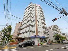 【東京都/世田谷区弦巻】マンション弦巻 外観：東急田園都市線「桜新町」駅徒歩15分、東急世田谷線「上町」駅徒歩8分。2路線利用可能な立地です。