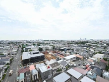 【東京都/世田谷区新町】パークハウス桜新町テラスウェスト 開放的な眺望とともに、光と風の恩恵を得られる最上階住戸。晴れた日はバルコニーから青空を楽しめます。