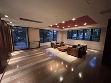 【東京都/杉並区高井戸東】パークシティ浜田山A棟 ロビーにはソファとテーブルが設置され、待ち合わせなどに便利です。窓からは緑を望むことができます。