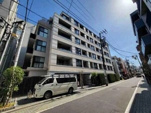 【東京都/杉並区西荻南】クレヴィア西荻窪 外観：2021年築、JR総武中央緩行線「西荻窪」駅まで徒歩5分、外国のような石貼りデザインの外観が特徴です