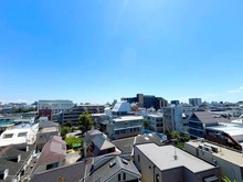 【東京都/目黒区目黒本町】D’クラディア目黒本町 住戸からの眺望です。目の前に視界を遮る高い建物はなく、晴れた日には気持ちの良い青空を楽しめます。