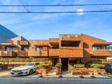【東京都/目黒区上目黒】上目黒ハイムアネックス 外観：東急田園都市線「池尻大橋」駅へ徒歩12分、東急東横線・東京メトロ日比谷線「中目黒」駅へ徒歩17分。
