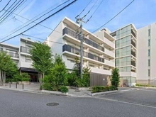 【東京都/世田谷区南烏山】ザ・パークハウス千歳烏山グローリオ 外観:「ザ・パークハウス」シリーズ。落ち着きと気品をまとう、白を基調としたデザインが採用された外観です。