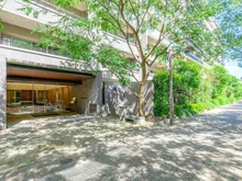 【東京都/世田谷区粕谷】蘆花公園ザ・レジデンス　フォレストコート ブロック舗装の幅広い歩道が続く、緑豊かな落ち着いた街並み。お子様やペットとのお散歩も楽しめそうです。