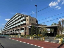 【東京都/狛江市岩戸北】プレイスガーデン喜多見 外観：地上7階建の4階部分に所在、南西・南東向きの角住戸です。全居室に開口部があり、陽当り・通風良好です。