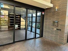 【東京都/狛江市岩戸北】プレイスガーデン喜多見 モニタ付きインターホンやダブルオートロック機能により、セキュリティ面に配慮されたマンションです。