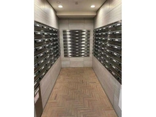 【東京都/狛江市岩戸北】プレイスガーデン喜多見 宅配ボックスがあり、不在時も荷物の受取が可能。忙しい毎日の暮らしを快適にする、便利な共用設備です。