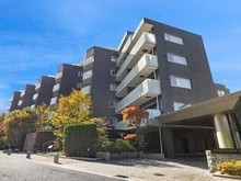 【東京都/世田谷区成城】パークハウス成城 外観：三菱地所コミュニティ管理。重厚感のある雁行型デザインが採用された、地上8階建・RC構造マンション。