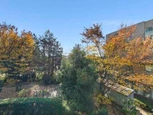 【東京都/世田谷区成城】パークハウス成城 世田谷区立成城西之原公園へ約70mの立地で、晴れた日には爽やかな青空と自然豊かな景色が望めます。