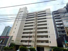【東京都/渋谷区恵比寿】伊達坂ハイツ 2居室が南西向きバルコニーに面する明るいレイアウト。ウォークインクローゼットをはじめ収納も豊富です。