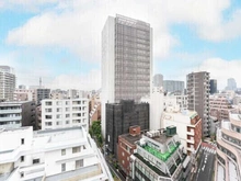 【東京都/文京区湯島】アンソレイユ湯島三組坂 高層マンションやビルが建ち並ぶ都会的な街並み。生活利便施設が徒歩圏内の、暮らしに便利な住環境です。