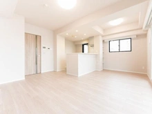 【東京都/文京区湯島】アンソレイユ湯島三組坂 2面採光が確保され、陽当り・通風良好。LD部分に床暖房が備わっており、寒い季節でも快適に過ごせます。