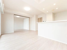 【東京都/文京区湯島】アンソレイユ湯島三組坂 洋室と引き戸でつながっています。開放して一体化することで、広々とした空間で寛ぐことができます。