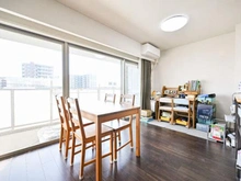 【埼玉県/川口市西川口】ヴィラーヌ川口ブライトヴィスタ 約14.1帖のリビングダイニング※家具調度品は販売対象に含みません。