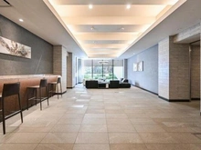 【埼玉県/川口市本町】ザ・パークハウス川口本町 明るく清潔感のあるラウンジ。ちょっとした来客応対やタクシーの迎車待ちなどにご利用いただけます。