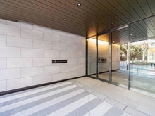 【埼玉県/川口市本町】ザ・パークハウス川口本町 シンプルで洗練されたデザインのエントランス。三菱地所コミュニティにより日勤管理されています。