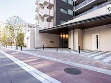 【埼玉県/川口市本町】ザ・パークハウス川口本町 ホテルライクな車寄せのあるエントランス。雨の日やお子様連れでも、落ち着いて乗り降りができます。