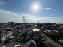 【埼玉県/川口市戸塚】ライオンズヒルズ川口戸塚 現地住戸からの南向き眺望。7階部分、南・東向き角住戸につき陽当たり、眺望、通風が良好なお部屋です。