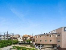 【神奈川県/川崎市宮前区宮崎】ブランズ宮崎台プレイス 視界を遮る背の高い建物が隣接していないため、開放感があります。天気の良い日は晴れ渡る青空を望みます。