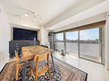 【東京都/新宿区高田馬場】サンパークマンション高田馬場 外観：※販売対象に家具・調度品は含まれません。9階部分。バルコニーに面し、開放感のある約11帖のLDK。