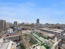 【東京都/新宿区高田馬場】サンパークマンション高田馬場 地上13階建9階部分に位置します。晴れた日には、気持ちの良い青空を楽しむことができそうです。