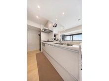 【東京都/新宿区高田馬場】サンパークマンション高田馬場 ※販売対象に家具・調度品は含まれません。シンク下には、使い勝手の良い引き出し収納が設けられています。