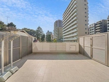 【東京都/新宿区高田馬場】パークシティ高田馬場 住戸前に高い建物が少ないため視界が抜け、晴れた日には青空が楽しめます。便利なスロップシンク付きです。