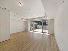 【東京都/新宿区高田馬場】パークシティ高田馬場 LDK約15.8帖は開口部が広く、あたたかな光が差し込む空間。ゆったりくつろいでいただけます。