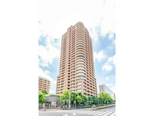 【東京都/新宿区西早稲田】西早稲田パークタワー 外観：最寄り駅徒歩1分×3路線利用可能な好立地。地上31階地下2階建、総戸数192戸のタワーレジデンス。