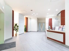 【東京都/新宿区西早稲田】西早稲田パークタワー 便利なフロントサービス有り。共用廊下は外気の影響を受けにくく一年を通して快適な内廊下仕様です。