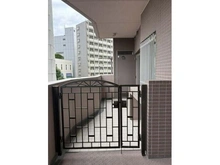 【東京都/新宿区上落合】落合シティタワー 住戸の独立性を高める玄関ポーチがございます。玄関前にゆとりがあり、来客時も落ち着いて対応できます。