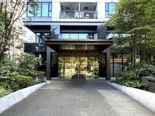 【東京都/新宿区大久保】スカイフォレストレジデンス 緑豊かな植栽に彩られたエントランスアプローチが、住まう方を優雅に迎えます。