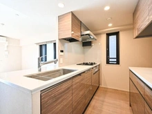 【東京都/武蔵野市境南町】ザ・パークハウス武蔵野境南町 約3.3帖の対面式キッチンです。家事の負担を軽減する食器洗乾燥機、ディスポーザーが備わっています。