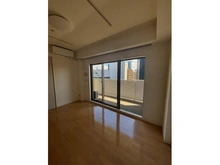 【大阪府/大阪市福島区鷺洲】レジュールアッシュ梅田WEST 日々のお掃除やお手入れがしやすいフローリング仕様。重い家具なども気兼ねなく置くことができます。